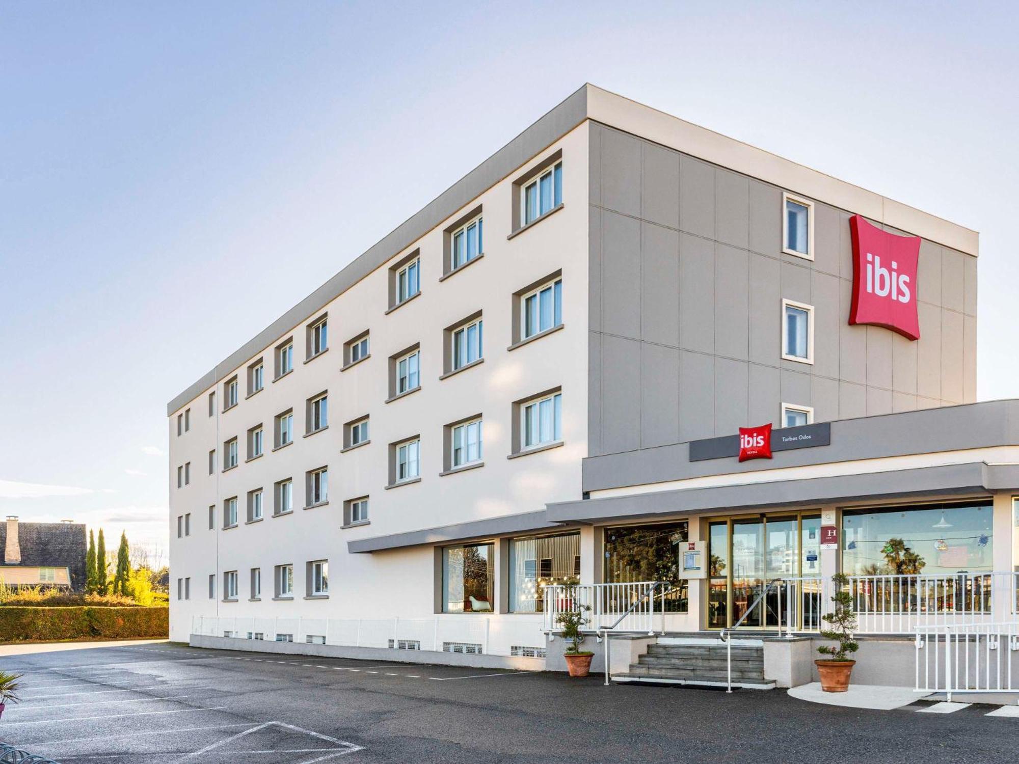 Отель Ibis Tarbes Odos Экстерьер фото