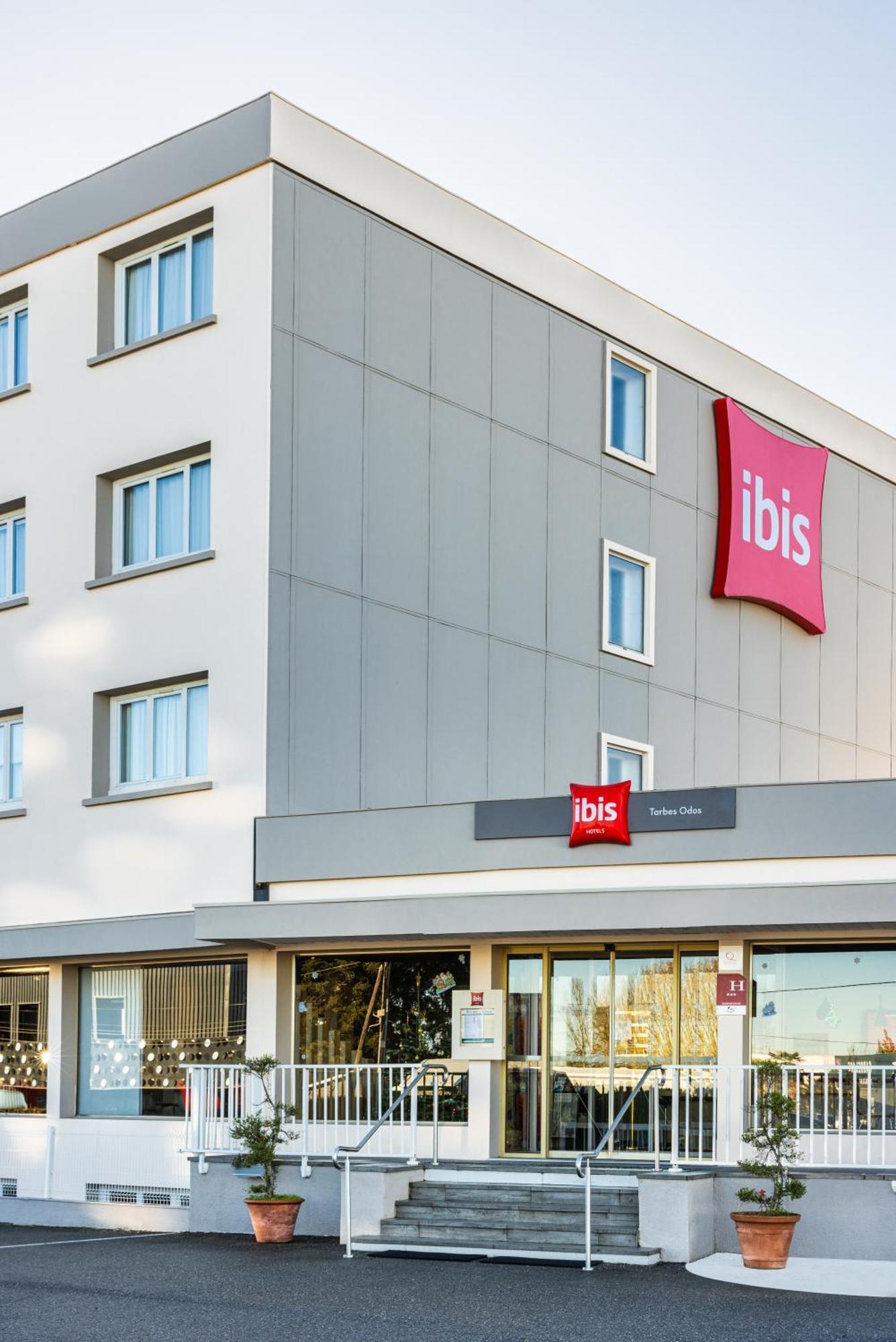 Отель Ibis Tarbes Odos Экстерьер фото