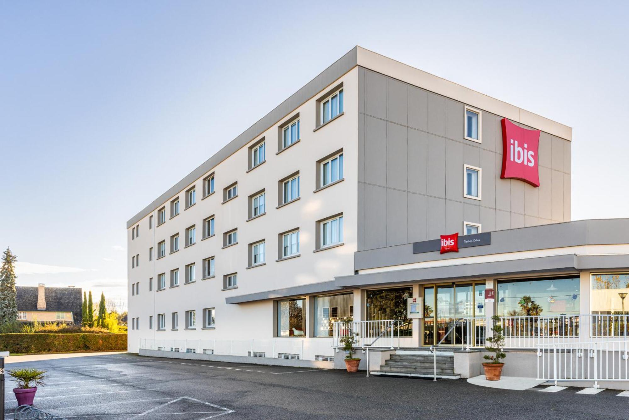 Отель Ibis Tarbes Odos Экстерьер фото